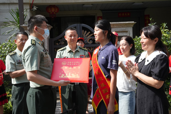 網絡空間部隊信息工程大學代表向付思然頒發錄取通知書。唐文蕤攝