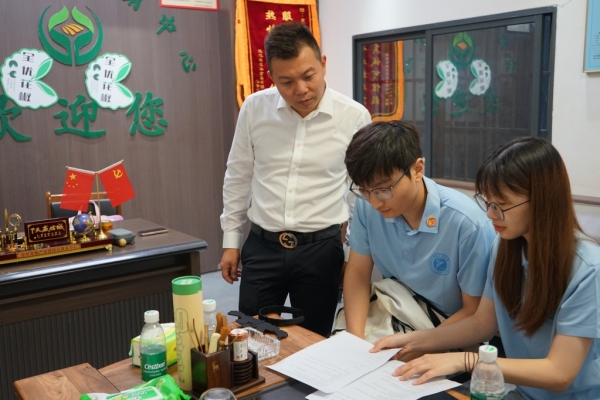 知產學子查看企業合同。重慶理工大學供圖