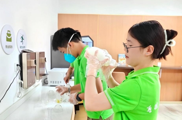 “小電潼”手作檸檬水。重慶電力高等?？茖W校供圖