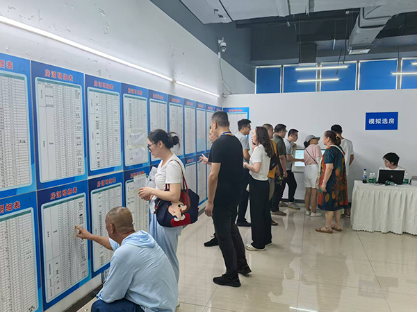 市民選購新居。九龍城鄉運營集團供圖