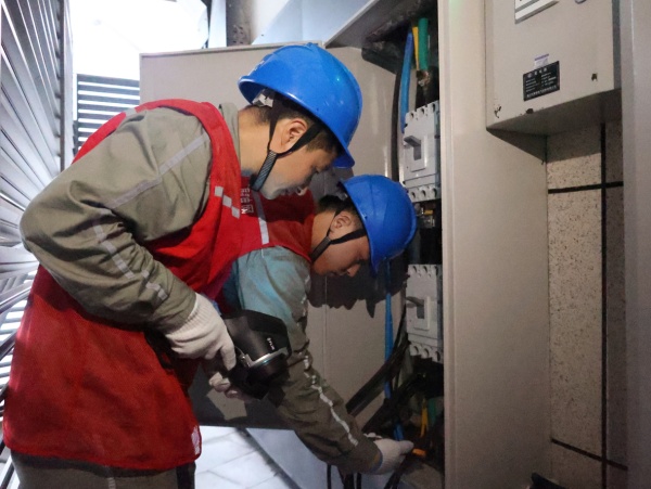 供電員工檢查活動會場用電線路。國網城口供電公司供圖