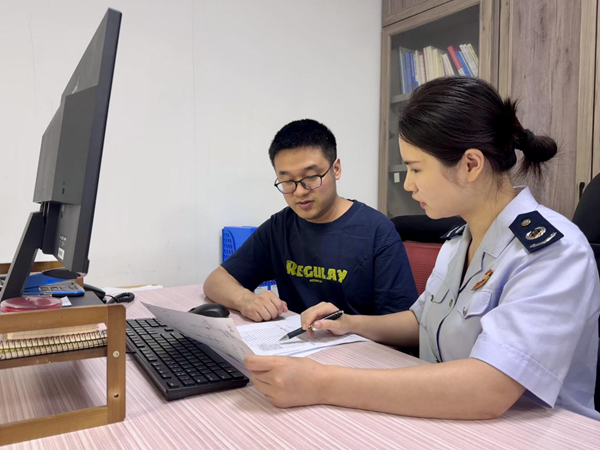 南岸區稅務人員為企業財務人員講解納稅信用成長賬戶指標參數，幫助其理清涉稅業務處理關鍵點。駱穎攝