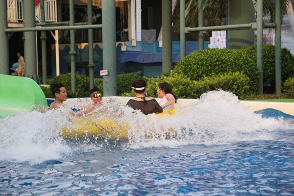 市民游客在水中玩耍。景區供圖