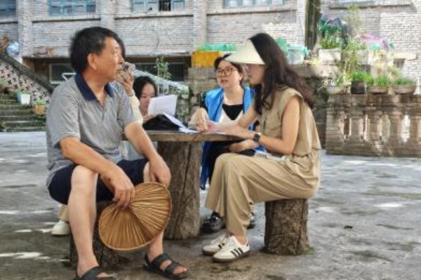 實踐團深入社區調研居民需求。重慶財經學院供圖