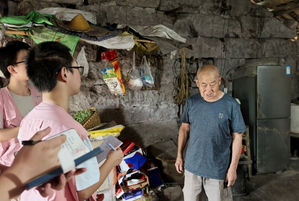 實踐團入戶走訪村民。重慶移通學院供圖