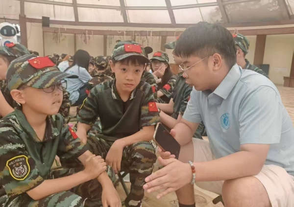 志愿者與小朋友交流AI反詐知識。李晨銘攝