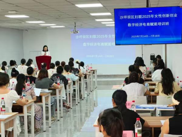 進行專業知識培訓?；顒又鬓k方供圖