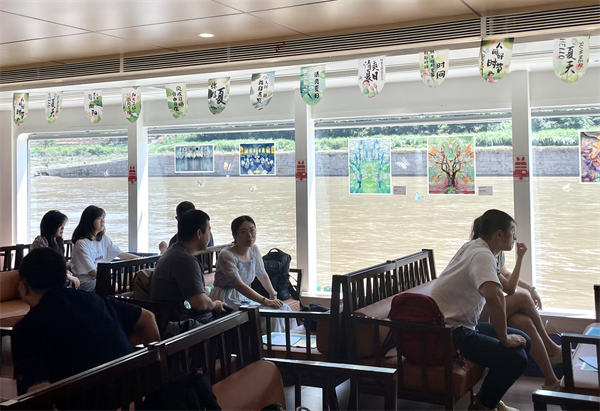 嘉陵小渡“江上藝術館”游客游覽兩江同時可觀展。重慶客輪公司供圖