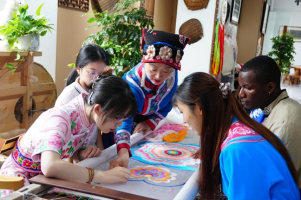 實踐團成員學習羌繡針法。重慶大學供圖