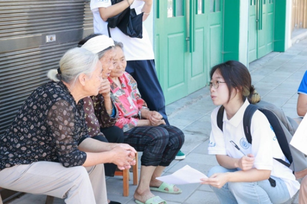 實踐團采訪當地村民。重慶大學供圖