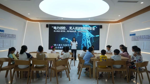 踐行團成員講述“三塊石電力精神”。重慶電力高等?？茖W校電力工程學院供圖