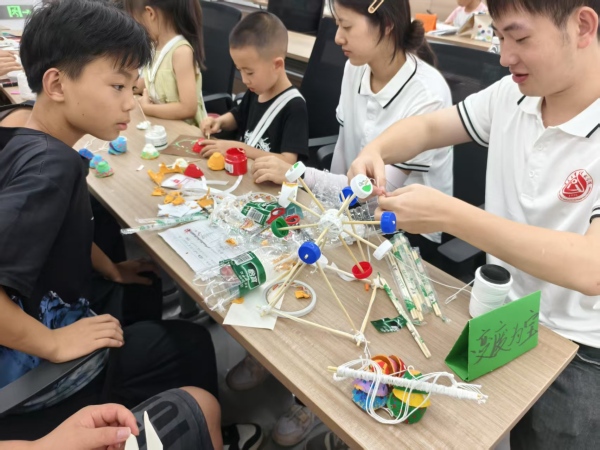 變廢為寶手工課。重慶工貿職院建筑工程學院供圖