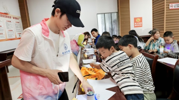 長江科創學院學生帶著小朋友做實驗。受訪者供圖