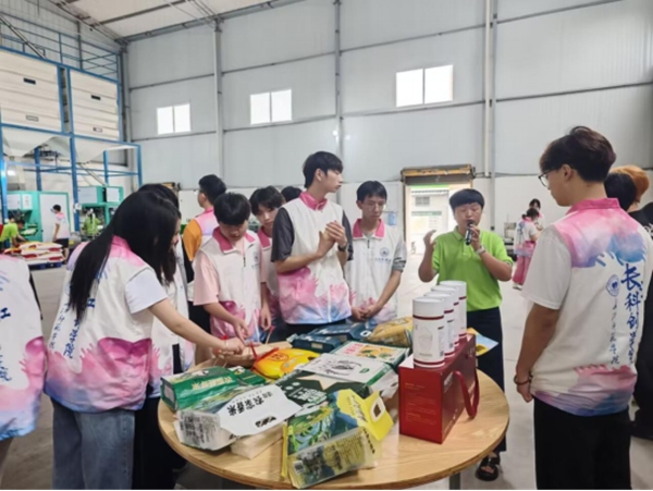 學生們在鎮企業調研。受訪者供圖