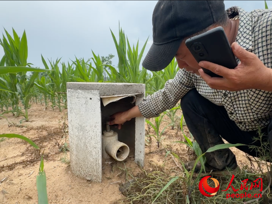 管護人員現場測試澆灌設施，出水口未能出水。人民網記者 游天燚攝