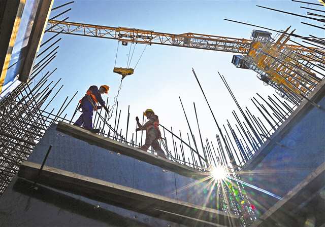 七月十五日上午九點，西渝高鐵控制性工程——北碚天府嘉陵江特大橋施工現場，中鐵十一局的建設者正在進行橋梁上部結構施工。記者 羅斌 攝\視覺重慶
