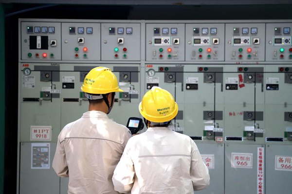 電力人員勘查配電設施。國網重慶永川供電公司供圖