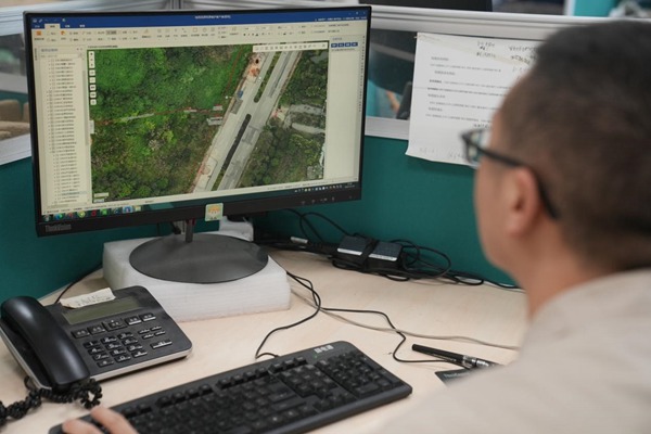 電力人員通過“同源維護工具”調用“電網一張圖”高清圖層，對轄區內低壓電網設備的異常數據進行核查治理。國網重慶永川供電公司供圖