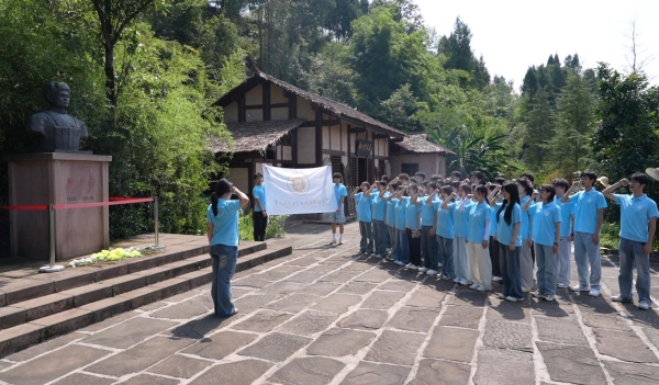 服務團在邱少云烈士故居前重溫入黨誓詞。重慶師范大學供圖