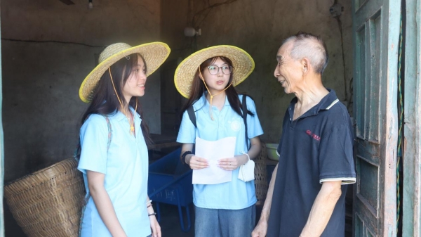 成員們深入農家院落調研。重慶師范大學供圖