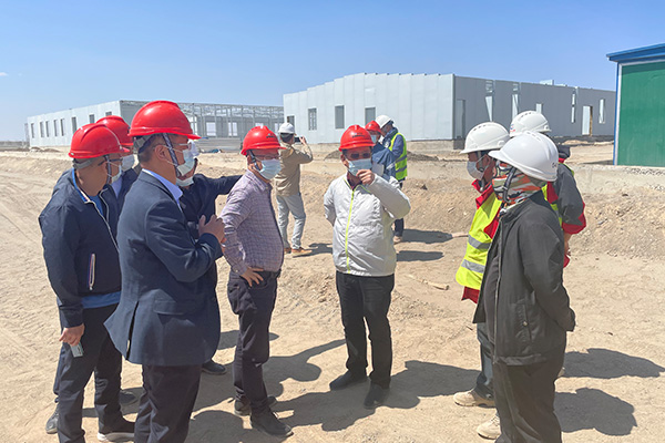 銀行工作人員前往新疆溝通。農業銀行重慶兩江分行供圖