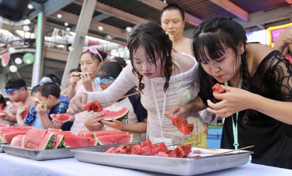 吃西瓜比賽現場。景區供圖