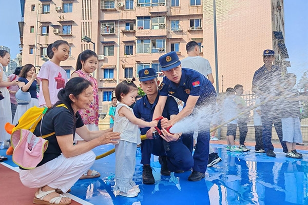 “2025暑期小小消防員職業體驗活動”。重慶市涪陵區消防救援局供圖