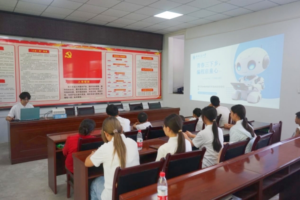 服務團成員為小朋友講解編程基礎知識。李思諺攝