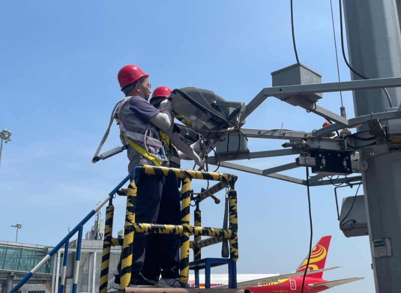 曾勇和同事在維修高桿燈。劉敏攝