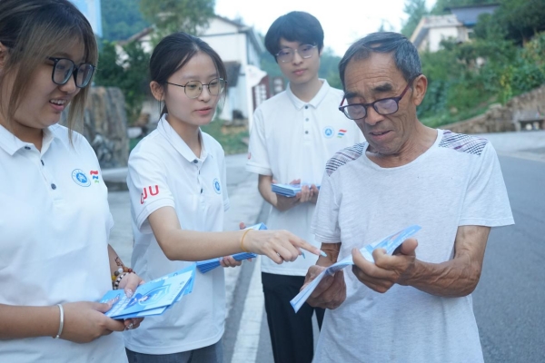 團隊向村民宣傳防詐騙知識。重慶交通大學供圖