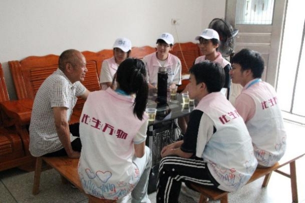 團隊走訪慰問當地退伍老黨員。重慶科技大學供圖