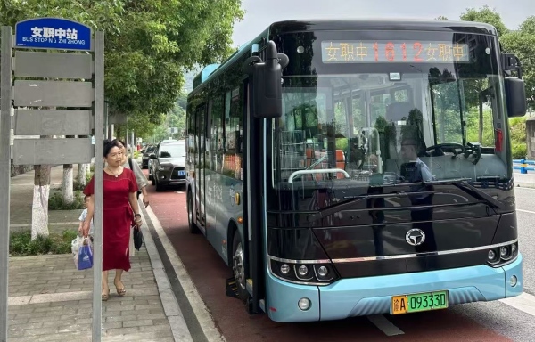 1612路公交車女職中站點。江北區委宣傳部供圖