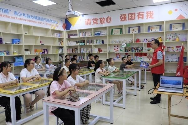 副校長楊林給孩子們分享天文知識。校方供圖