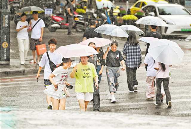 7月18日，渝中區白象街，市民在雨中感受清涼。首席記者 龍帆 實習生 王逍楊 攝/視覺重慶