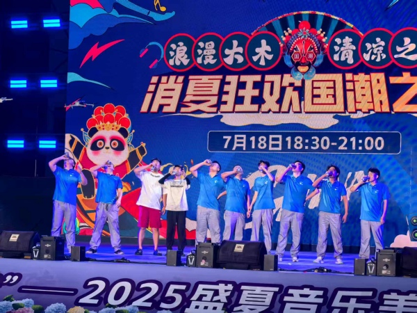 喝啤酒大賽點燃現場熱情。任峰攝