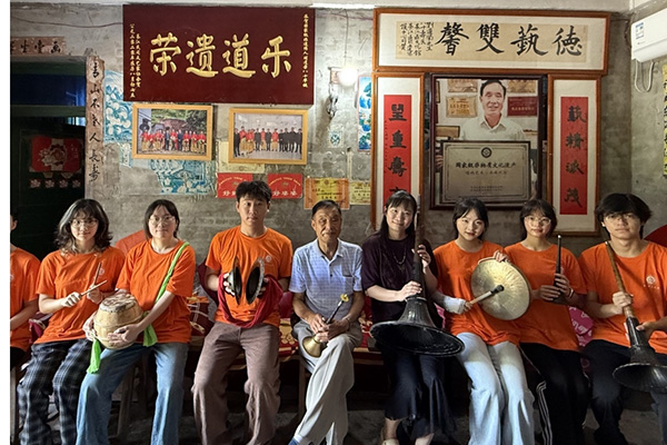 劉道榮與實踐團成員合影。重慶師范大學文學院供圖