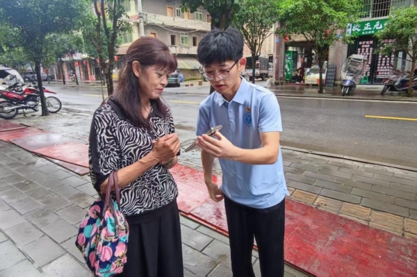 宣講團成員在大觀鎮街道開展法治素養問卷調研。重慶理工大學供圖