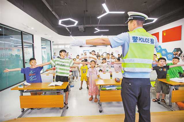 7月14日，九龍坡區白市驛黨群服務中心，交警正在為托管班的孩子上安全課。記者 尹詩語 攝/視覺重慶