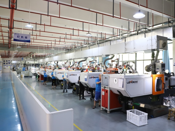 眼鏡生產線。奉節縣委宣傳部供圖