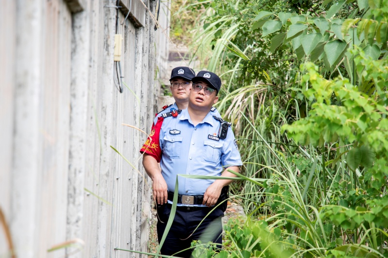 7月22日，在鄭渝高鐵巫山段，向偉與同事對轄區鐵路柵欄封閉情況進行檢查。胡勇攝