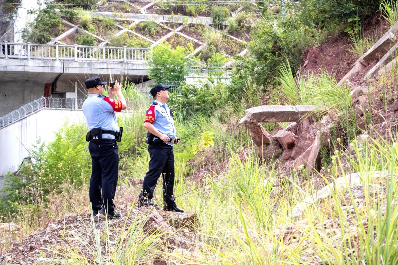 7月22日，在鄭渝高鐵巫山段，向偉與同事對轄區重點防汛部位進行巡查。胡勇攝