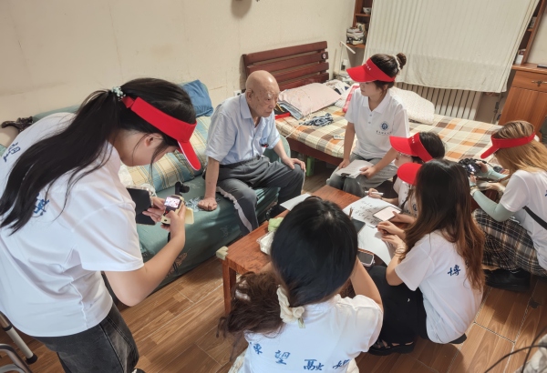 團隊實地走訪老一輩建校親歷者。重慶師范大學供圖