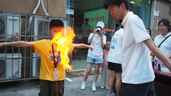 團隊成員引導小朋友體驗化學實驗。重慶師范大學供圖