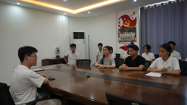 踐行團成員與電力人韓磊面對面交流。重慶電力高等?？茖W校供圖