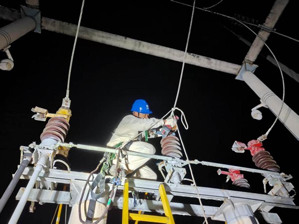 電力員工連夜緊急搶修。國網重慶永川供電公司供圖