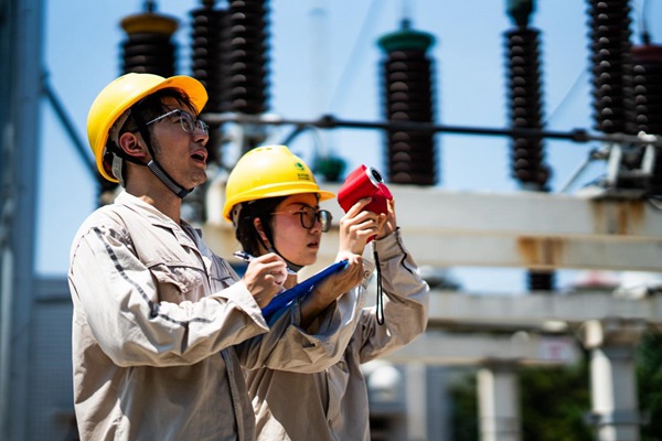電力員工對電網設備進行巡檢。國網重慶永川供電公司供圖