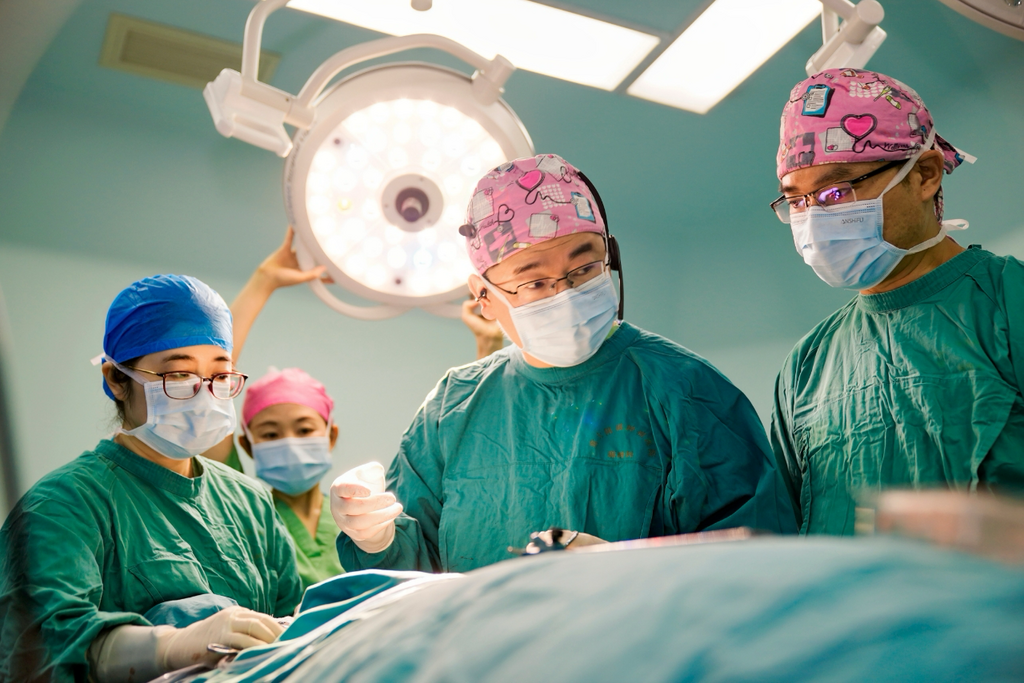 專家團隊為患者進行手術。 重慶大學附屬腫瘤醫院供圖