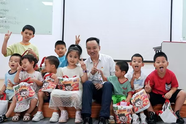 西部航空為每位小朋友送上了精心準備的禮包。西部航空供圖