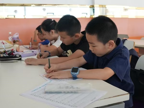 托管班孩子寫作業。西部航空供圖