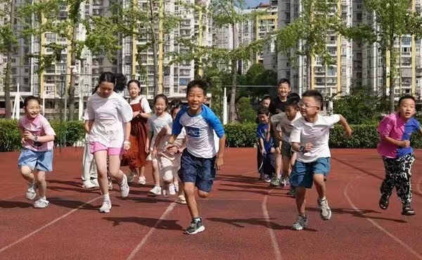 孩子們在陽光下奔跑。西部航空供圖